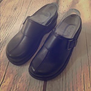 Austin Black Smooth Clogs